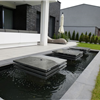 Moderne Terrassengestaltung. Integriertes Teichbecken mit einem Wasserspiel kurz vor der Fertigstellung.